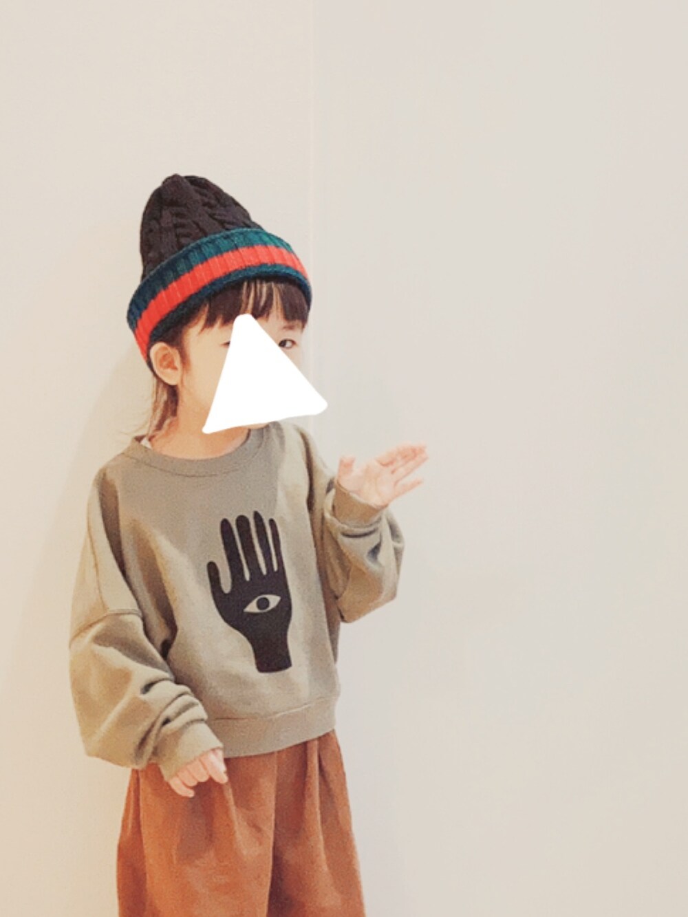 グリーン系のスウェット、ブラウン系のパンツ、ベージュ系のスニーカーを着用したキッズの冬コーディネートの4枚目の写真