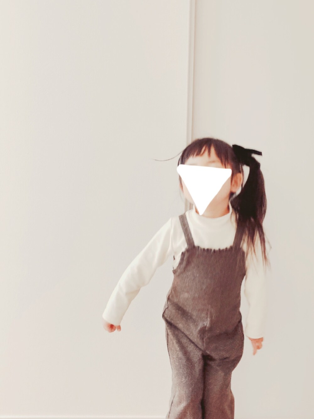 ブラウン系のサロペット/オーバーオール、ベージュ系のTシャツ/カットソー、グリーン系のシューズを着用したキッズの春コーディネートの3枚目の写真