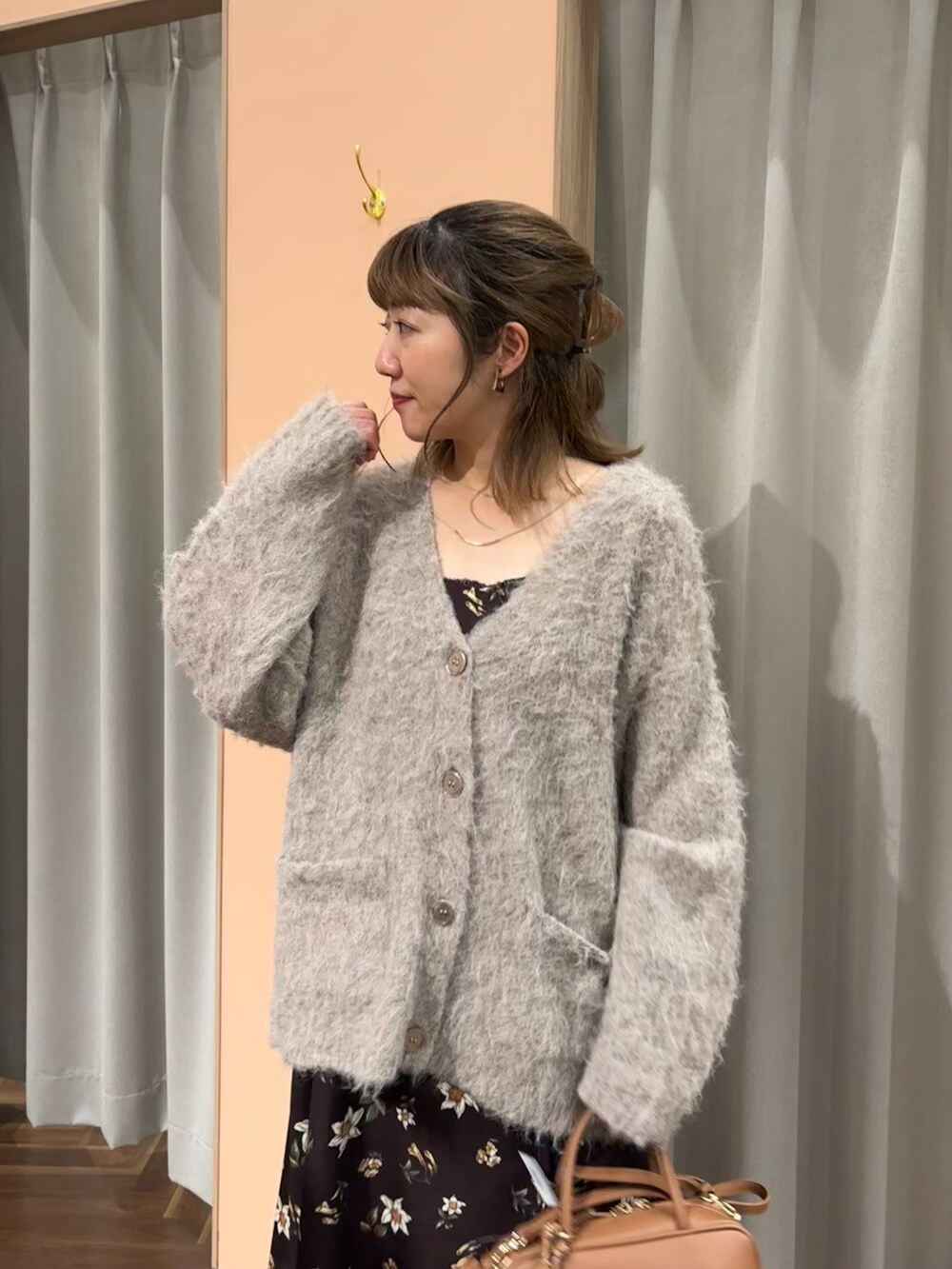 ブラウン系のカーディガン/ボレロ、ブラウン系のワンピースを着用したレディースの秋コーディネートの4枚目の写真