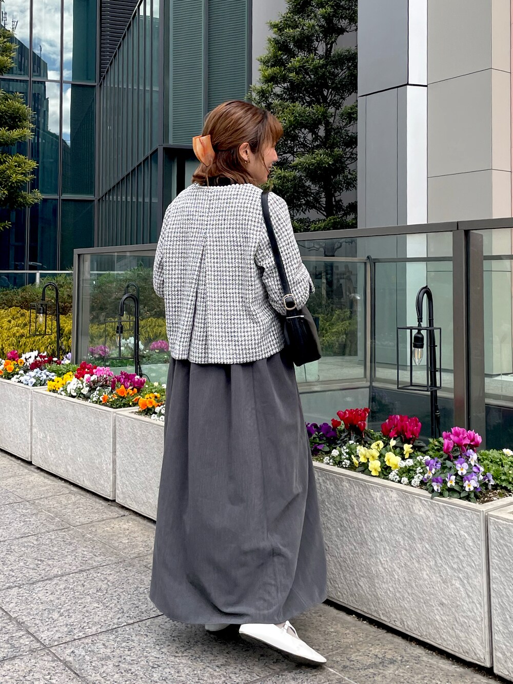 「タートルネック、ニット、ツイード、大人コーデ、春色、レイヤードスタイル、大人女子、キャミワンピ、グレー、きれいめカジュアル、ママコーデ、アラフォー、アラフォーママコーデ、骨格ウェーブ、natural couture」｜「natural coutureの2WAYパールネックノーカラージャケット（スーツジャケット、その他）」を使った、あゆこさん（レディース・158cm）の冬コーディネートの2枚目の写真