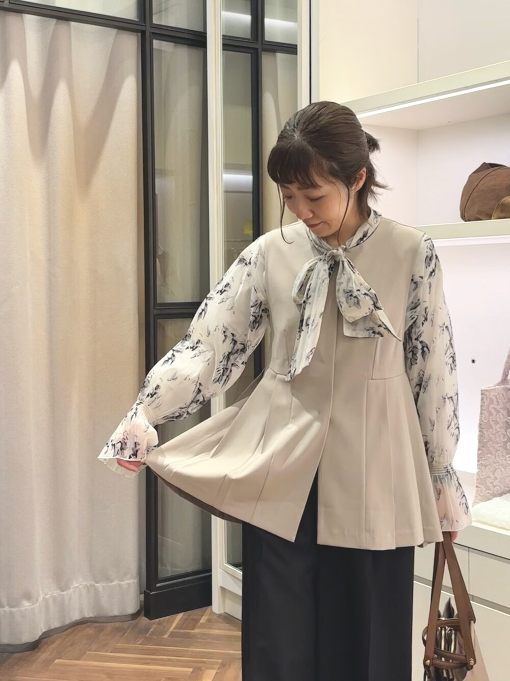 「大人かわいい、パンツコーデ、オトナ女子、キレイめ、オケージョン、入学式、卒業式、ジレ、ママコーデ、骨格ウェーブ、natural couture」｜「natural coutureのセレモニー対応可 / シアーボータイブラウス（シャツ/ブラウス、その他）」を使った、あゆこさん（レディース・158cm）の冬コーディネートの3枚目の写真
