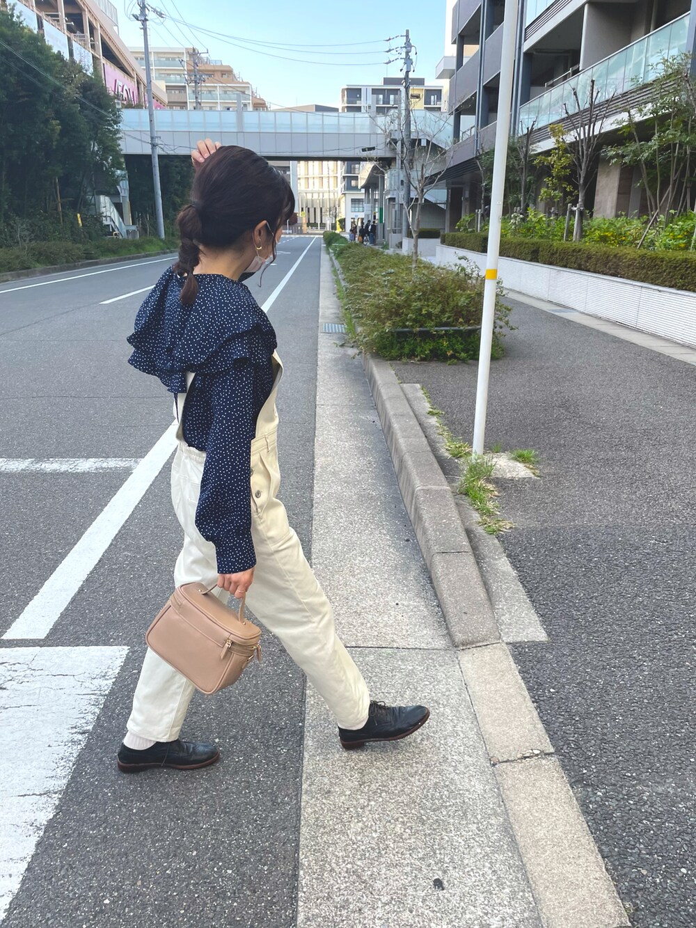 その他のシャツ/ブラウス、ブラック系のショルダーバッグ、ベージュ系のショルダーバッグを着用したレディースの春コーディネートの3枚目の写真