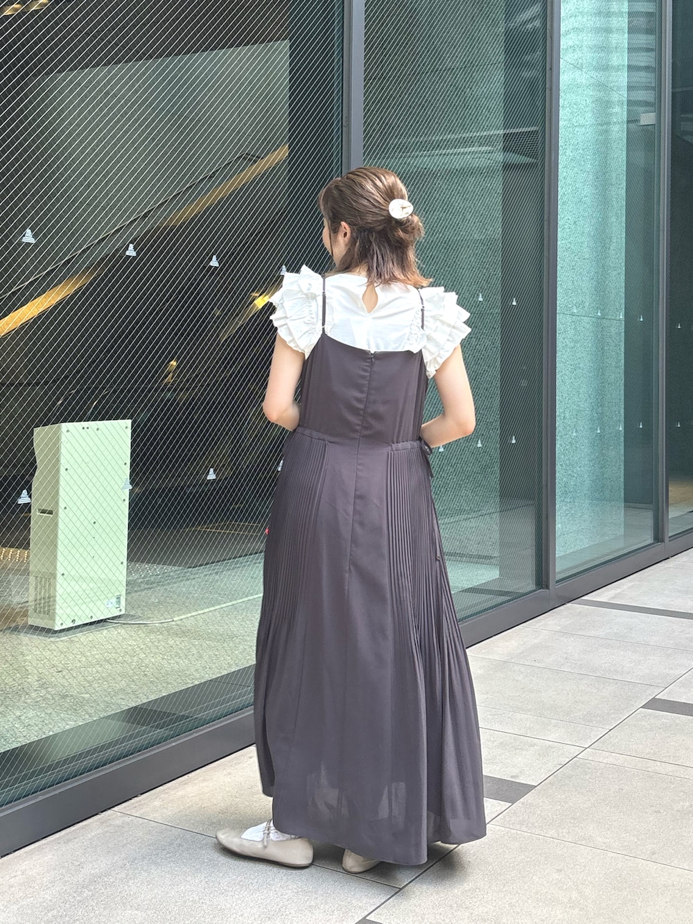 「夏ルックで気分アップ、白Tシャツ、オトナ女子、大人カジュアルコーデ、夏コーデ、着回しコーデ、夏だ！Tシャツ着よう！、大人かわいい、涼しいコーデ、ワンピース、ママコーデ、アラフォー、40代ファッション、骨格ウェーブ、natural couture」｜「natural coutureの【canami】両サイドプリーツキャミワンピース（ワンピース、グレー系）」を使った、あゆこさん（レディース・158cm）の夏コーディネートの2枚目の写真