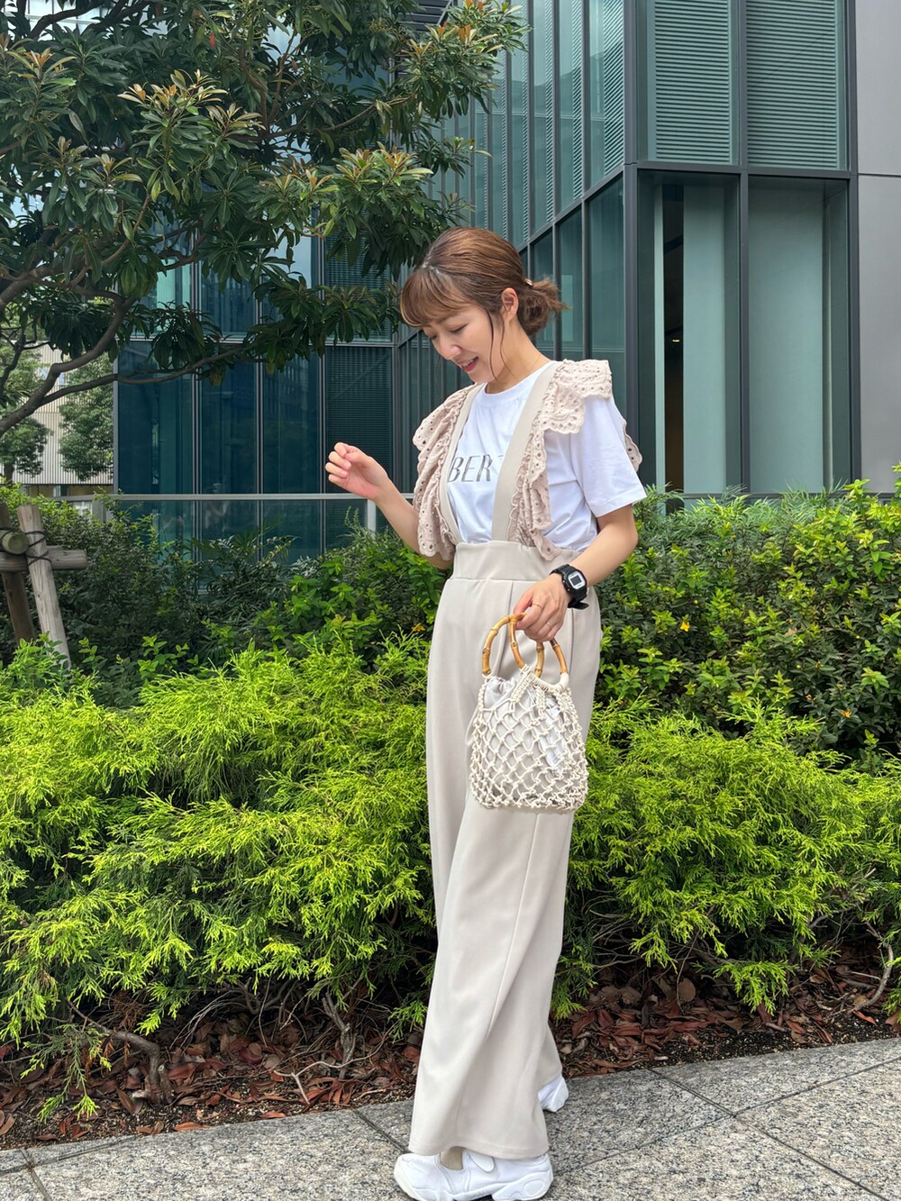 「ロゴT、夏ファッション、ラクチンコーデ、休日スタイル、サロペット、淡色コーデ、エアリフト、ママコーデ、アラフォー、アラフォーママコーデ、骨格ウェーブ、natural couture、大人カジュアル」｜「natural coutureの【WEB限定】スカラップ刺繍使いサロペット（サロペット/オーバーオール、ベージュ系）」を使った、あゆこさん（レディース・158cm）の夏コーディネートの2枚目の写真