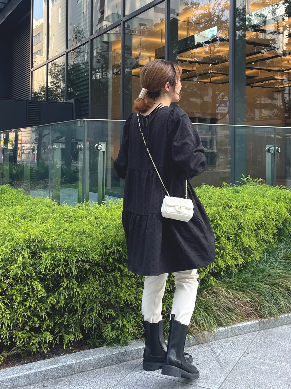ブラック系のシャツ/ブラウス、ホワイト系のその他パンツ、ブラック系のその他シューズを着用したレディースの秋コーディネートの2枚目の写真