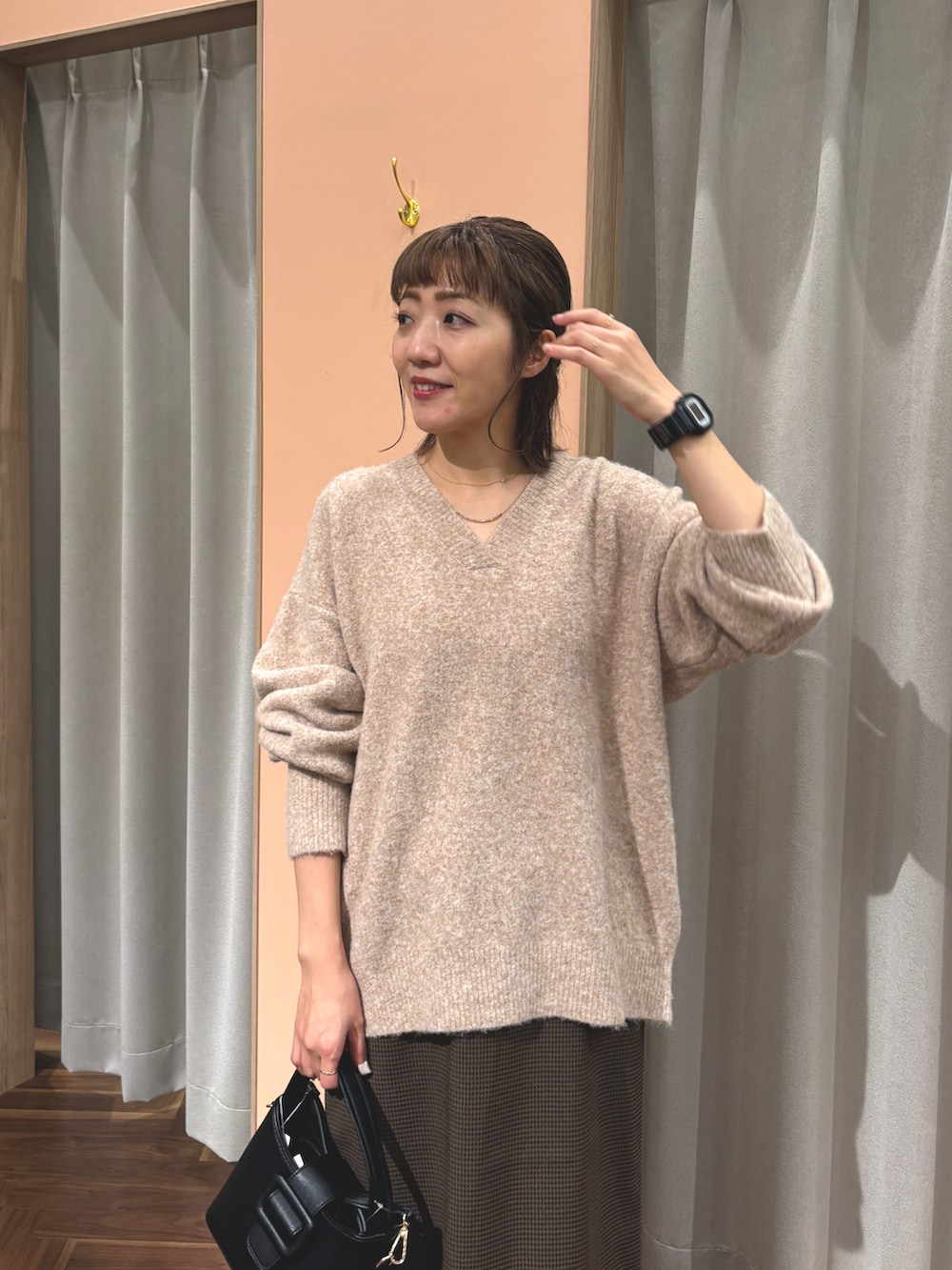 ブラウン系のニット/セーター、その他のスカートを着用したレディースの秋コーディネートの4枚目の写真