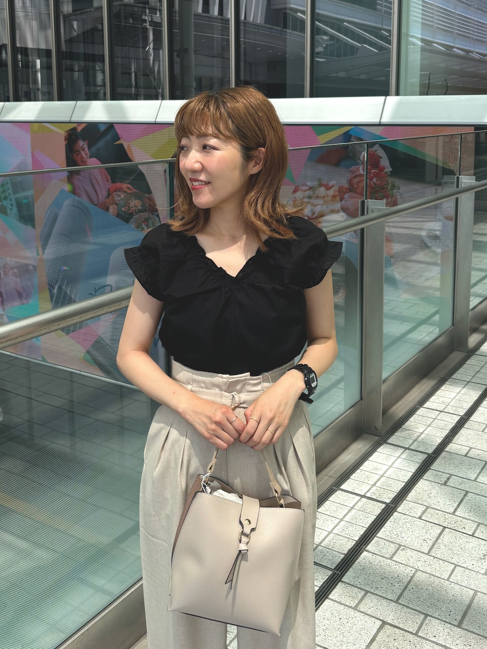 「夏ルックで気分アップ、フリル、夏コーデ、夏ファッション、休日スタイル、大人かわいい、カジュアルスタイル、プチプラ、パンツスタイル、ママコーデ、アラフォー、40代ファッション、骨格ウェーブ、natural couture」｜「natural coutureの綿麻ギャザーフリルブラウス（シャツ/ブラウス、ブラック系）」を使った、あゆこさん（レディース・158cm）の夏コーディネートの3枚目の写真