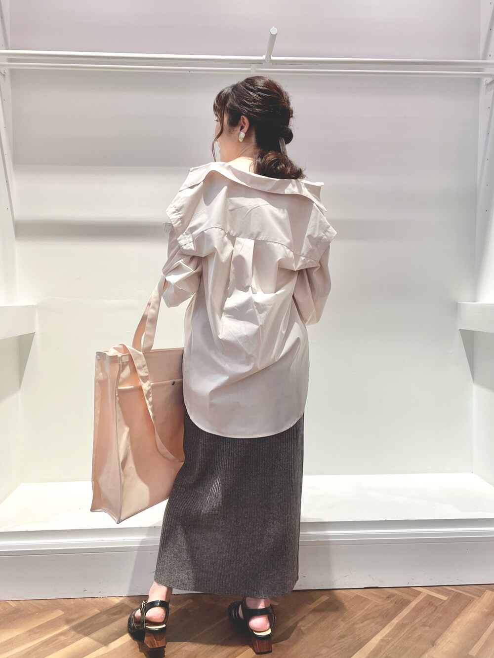 ベージュ系のシャツ/ブラウス、ホワイト系のキャミソール、ブラウン系のスカートを着用したレディースの春コーディネートの3枚目の写真