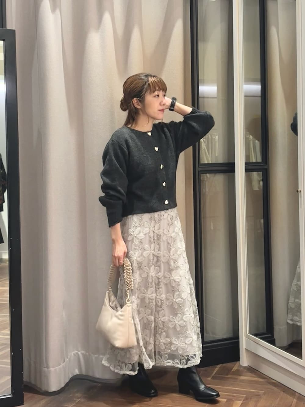 「クリスマスに着たい服、大人コーデ、秋冬、大人女子、ショートブーツ、スカートコーデ、大人かわいい、キレイめカジュアル、カーディガン、スカート、ママコーデ、アラフォー、アラフォーママコーデ、骨格ウェーブ、natural couture」｜「natural coutureのハート釦クルーネックカーデ（カーディガン/ボレロ、ブラック系）」を使った、あゆこさん（レディース・158cm）の冬コーディネートの4枚目の写真