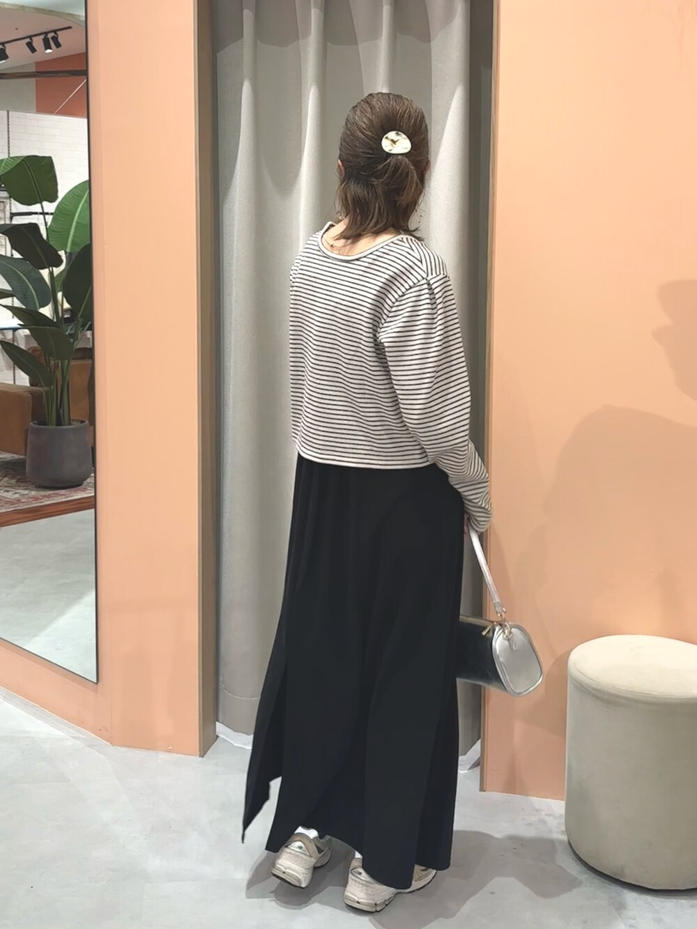 その他のカーディガン/ボレロ、ブラック系のワンピース、シルバー系のハンドバッグを着用したレディースの冬コーディネートの2枚目の写真