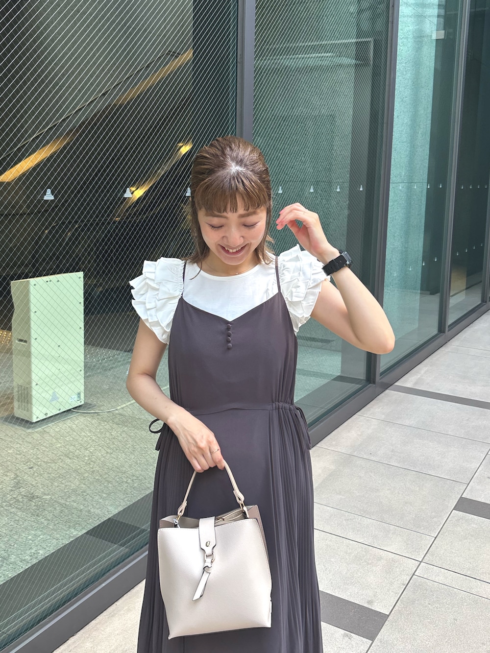 「夏ルックで気分アップ、白Tシャツ、オトナ女子、大人カジュアルコーデ、夏コーデ、着回しコーデ、夏だ！Tシャツ着よう！、大人かわいい、涼しいコーデ、ワンピース、ママコーデ、アラフォー、40代ファッション、骨格ウェーブ、natural couture」｜「natural coutureの【canami】両サイドプリーツキャミワンピース（ワンピース、グレー系）」を使った、あゆこさん（レディース・158cm）の夏コーディネートの3枚目の写真