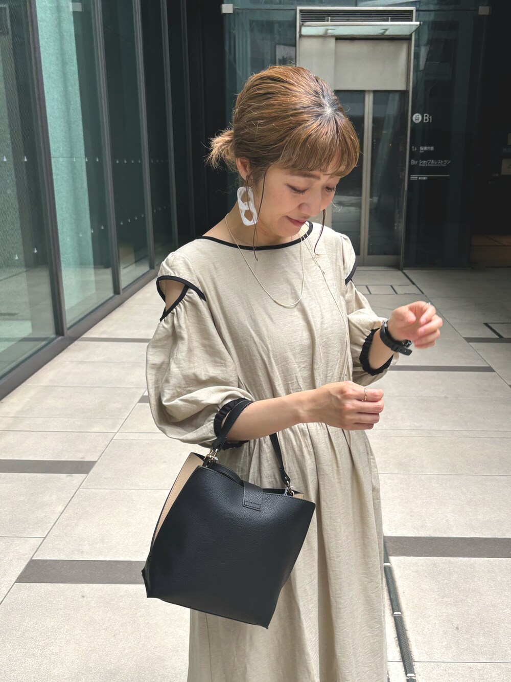 ベージュ系のワンピースを着用したレディースの夏コーディネートの4枚目の写真