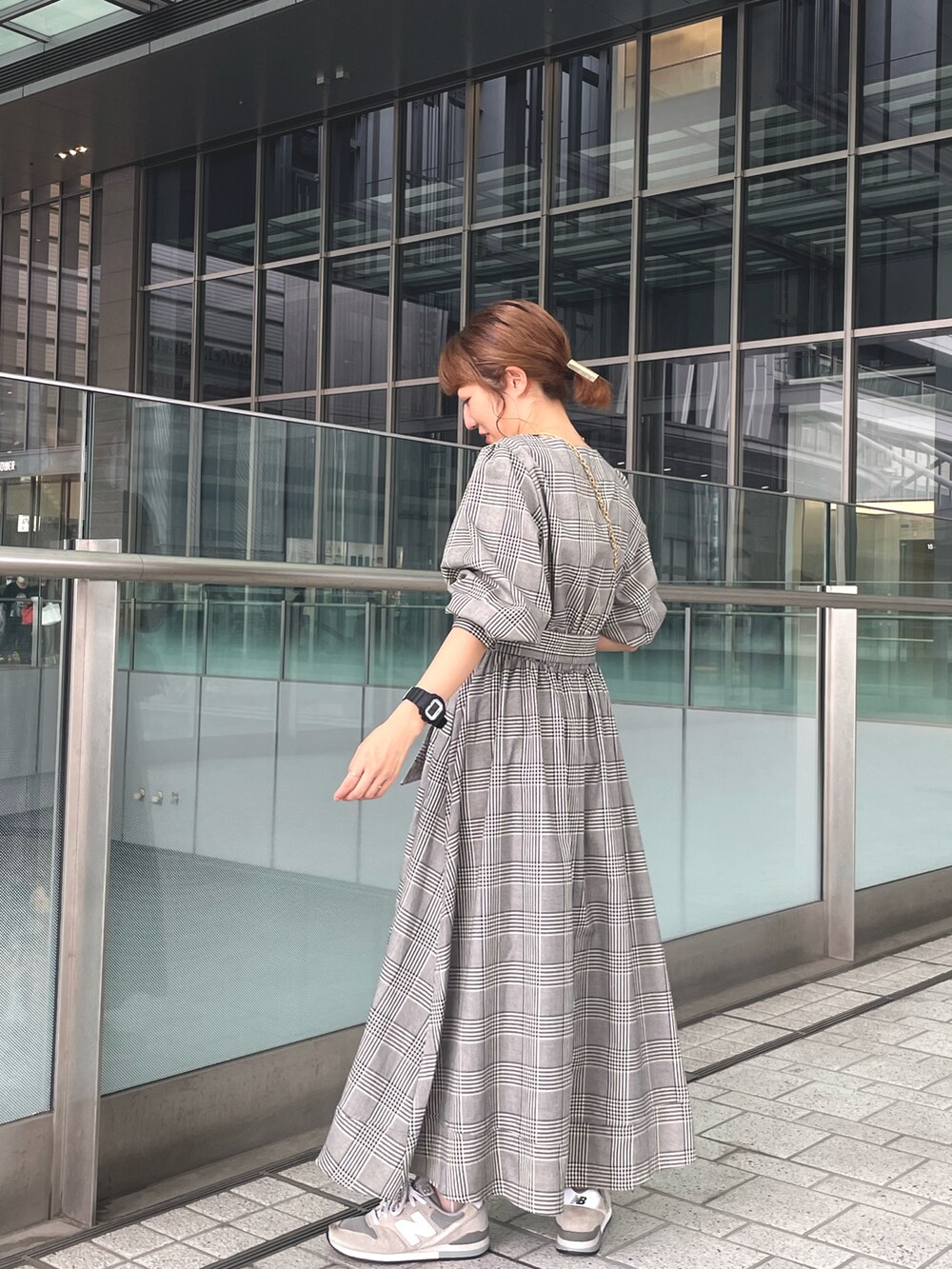 「秋服、大人カジュアル、大人かわいい、オトナ女子、ミニバッグ、ワンピース、チェック、モノトーン、スニーカー、ママコーデ、アラフォー、アラフォーママコーデ、natural couture、New Balance」｜「natural coutureの骨ストカシュクールワンピース（ワンピース、その他）」を使った、あゆこさん（レディース・158cm）の秋コーディネートの3枚目の写真