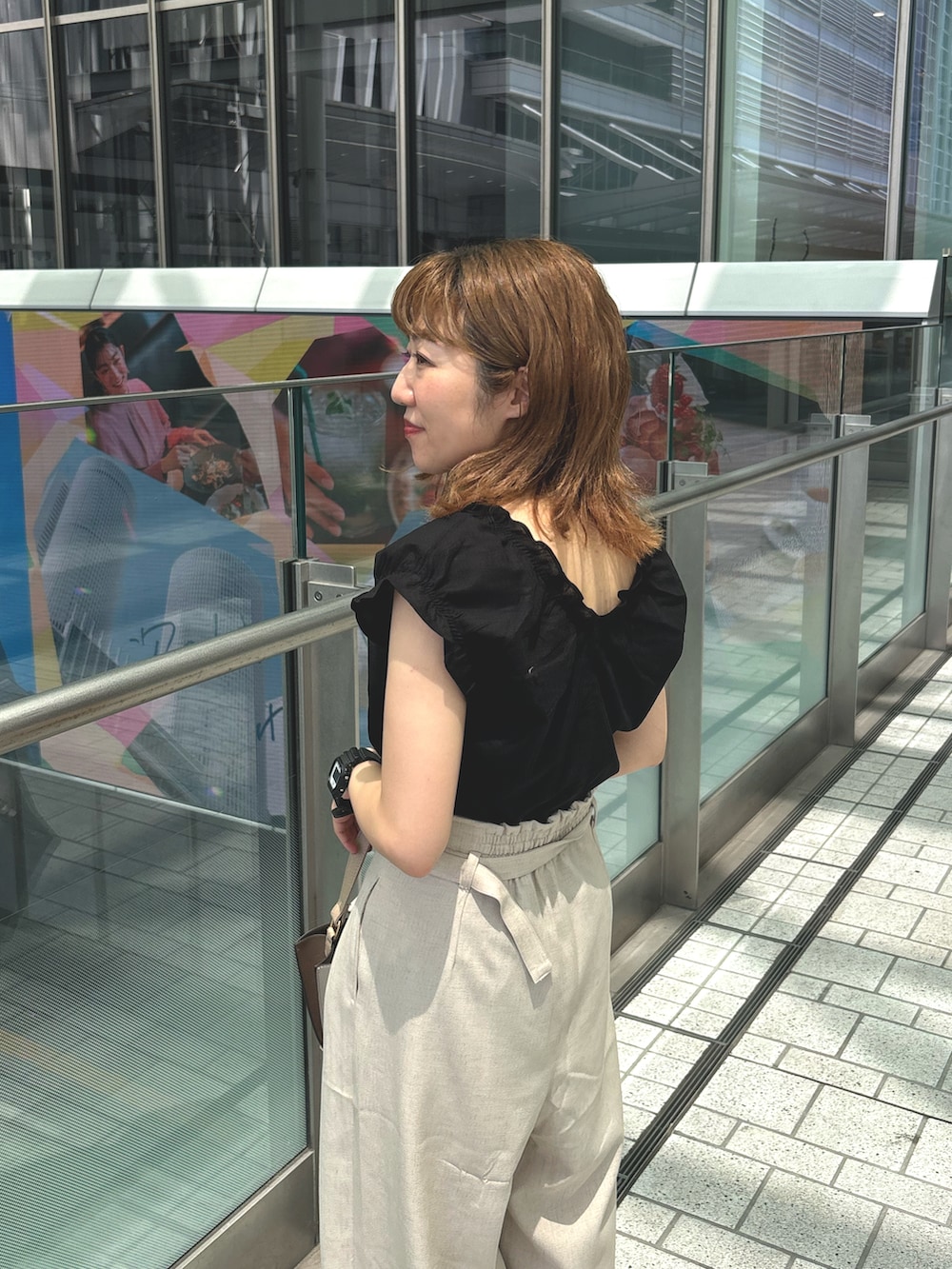 「夏ルックで気分アップ、フリル、夏コーデ、夏ファッション、休日スタイル、大人かわいい、カジュアルスタイル、プチプラ、パンツスタイル、ママコーデ、アラフォー、40代ファッション、骨格ウェーブ、natural couture」｜「natural coutureの綿麻ギャザーフリルブラウス（シャツ/ブラウス、ブラック系）」を使った、あゆこさん（レディース・158cm）の夏コーディネートの4枚目の写真