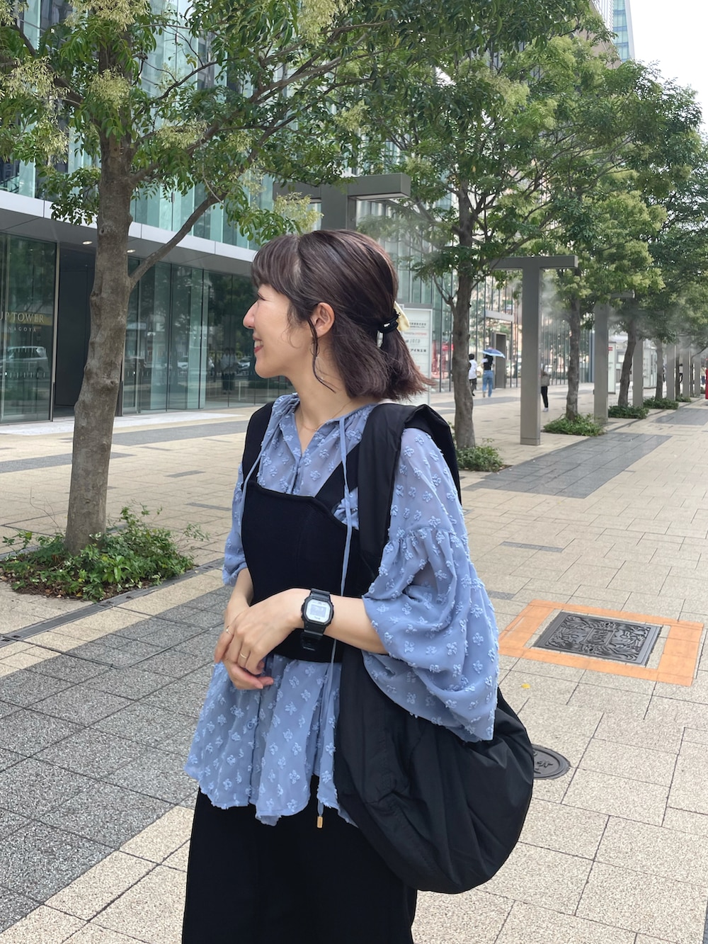 「サンダル、大人コーデ、大人カジュアル、シアートップス、ビスチェ、ブラック、タイトスカート、エアマックスココ、ママコーデ、アラフォー、アラフォーママコーデ、骨格ウェーブ、natural couture」｜「natural coutureのお花シアージャガードギャザーブラウス（シャツ/ブラウス、ブルー系）」を使った、あゆこさん（レディース・158cm）の夏コーディネートの2枚目の写真