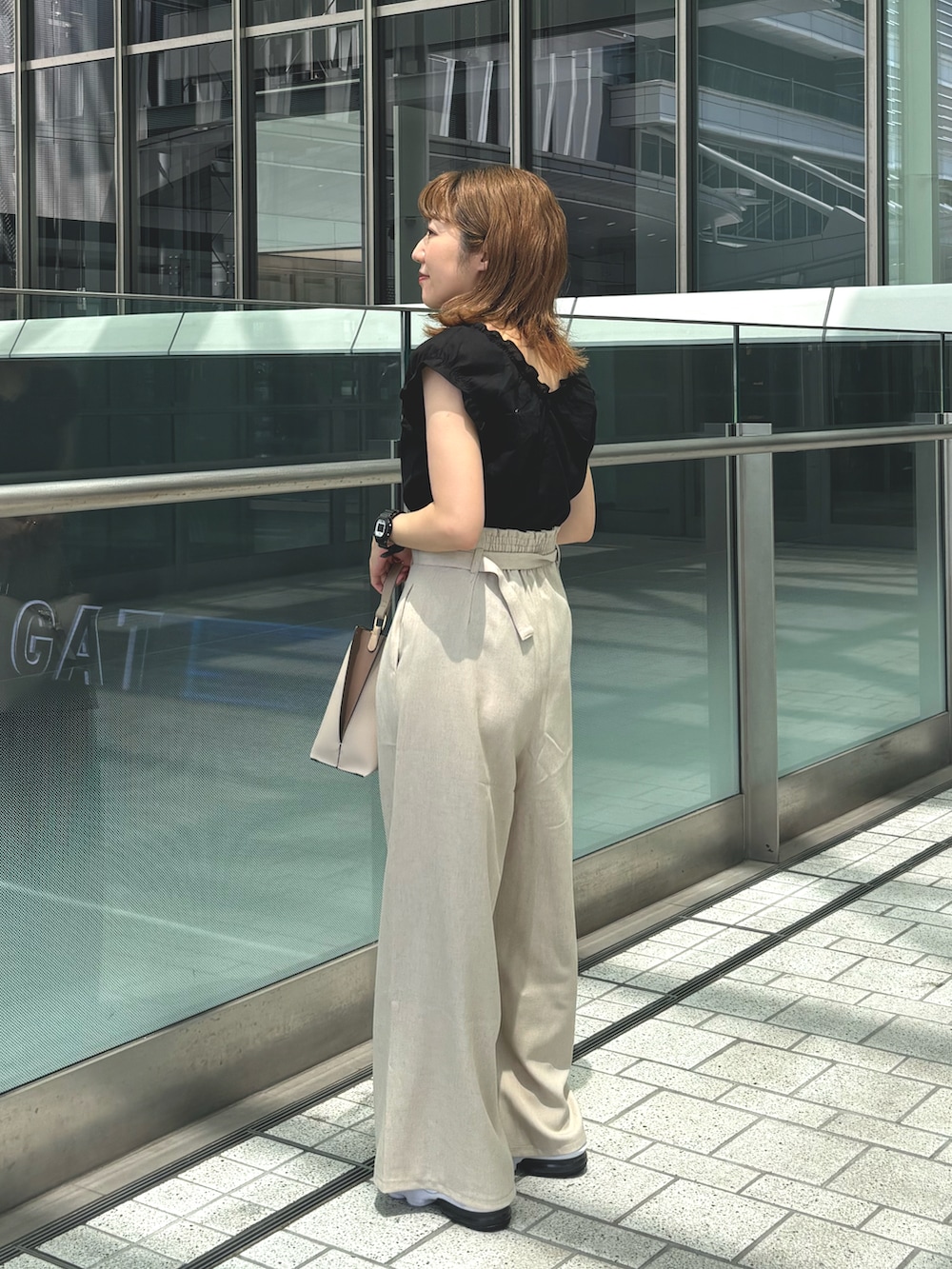 「夏ルックで気分アップ、フリル、夏コーデ、夏ファッション、休日スタイル、大人かわいい、カジュアルスタイル、プチプラ、パンツスタイル、ママコーデ、アラフォー、40代ファッション、骨格ウェーブ、natural couture」｜「natural coutureの綿麻ギャザーフリルブラウス（シャツ/ブラウス、ブラック系）」を使った、あゆこさん（レディース・158cm）の夏コーディネートの2枚目の写真