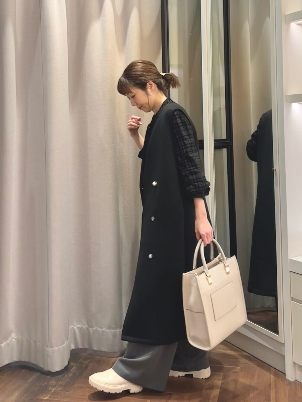 「レイヤードスタイル、ジレ、大人可愛い、入学式、セレモニーコーデ、卒業式コーデ、40代ファッション、パンツスタイル、きれいめカジュアル、キレイめ、ママコーデ、アラフォー、骨格ウェーブ、natural couture」｜「natural coutureのセレモニー対応可 / ノーカラーWブレストジレ（その他アウター、ブラック系）」を使った、あゆこさん（レディース・158cm）の冬コーディネートの2枚目の写真