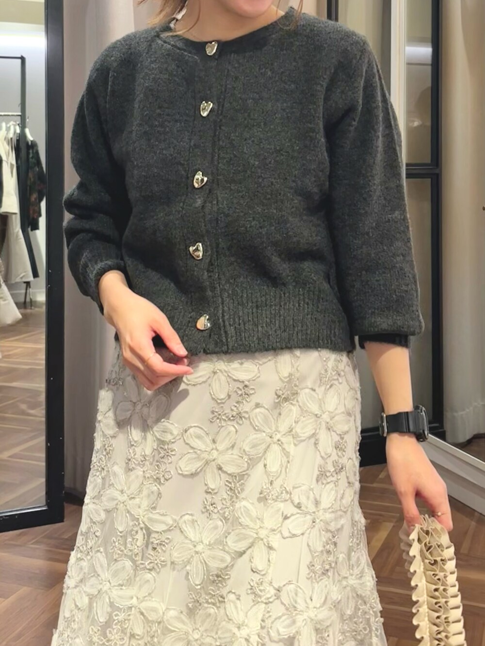 「クリスマスに着たい服、大人コーデ、秋冬、大人女子、ショートブーツ、スカートコーデ、大人かわいい、キレイめカジュアル、カーディガン、スカート、ママコーデ、アラフォー、アラフォーママコーデ、骨格ウェーブ、natural couture」｜「natural coutureのハート釦クルーネックカーデ（カーディガン/ボレロ、ブラック系）」を使った、あゆこさん（レディース・158cm）の冬コーディネートの5枚目の写真