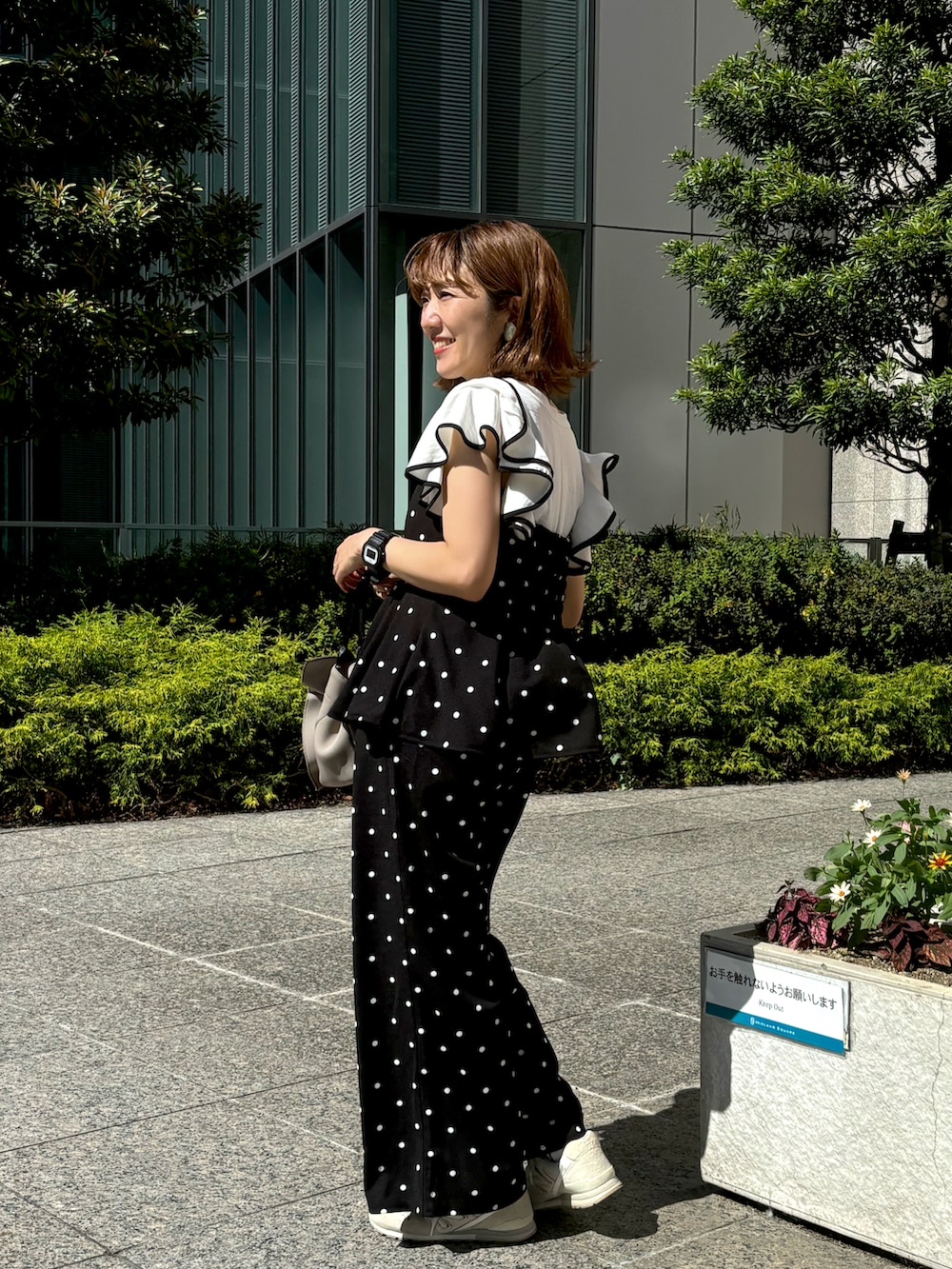 「休日スタイル、きれいめカジュアル、大人カジュアル、オトナ女子、大人かわいい、夏コーデ、モノトーン、サロペット、ドット、ママコーデ、アラフォー、アラフォーママコーデ、骨格ウェーブ、natural couture」｜「natural coutureの配色ラッフルスリーブブラウス（シャツ/ブラウス、ホワイト系）」を使った、あゆこさん（レディース・158cm）の夏コーディネートの2枚目の写真