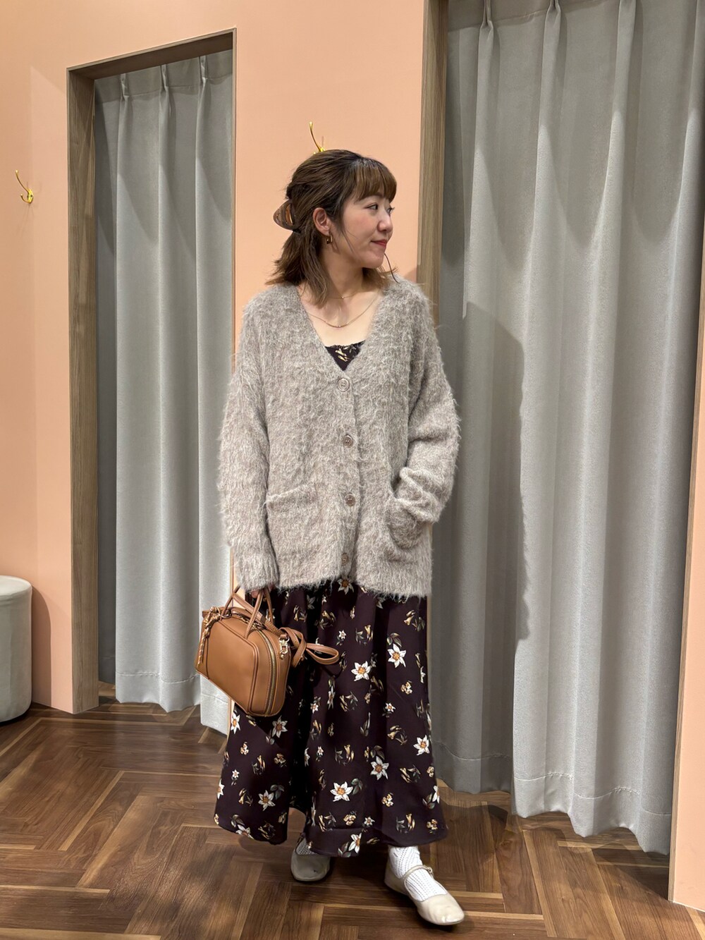 ブラウン系のカーディガン/ボレロ、ブラウン系のワンピースを着用したレディースの秋コーディネートの3枚目の写真