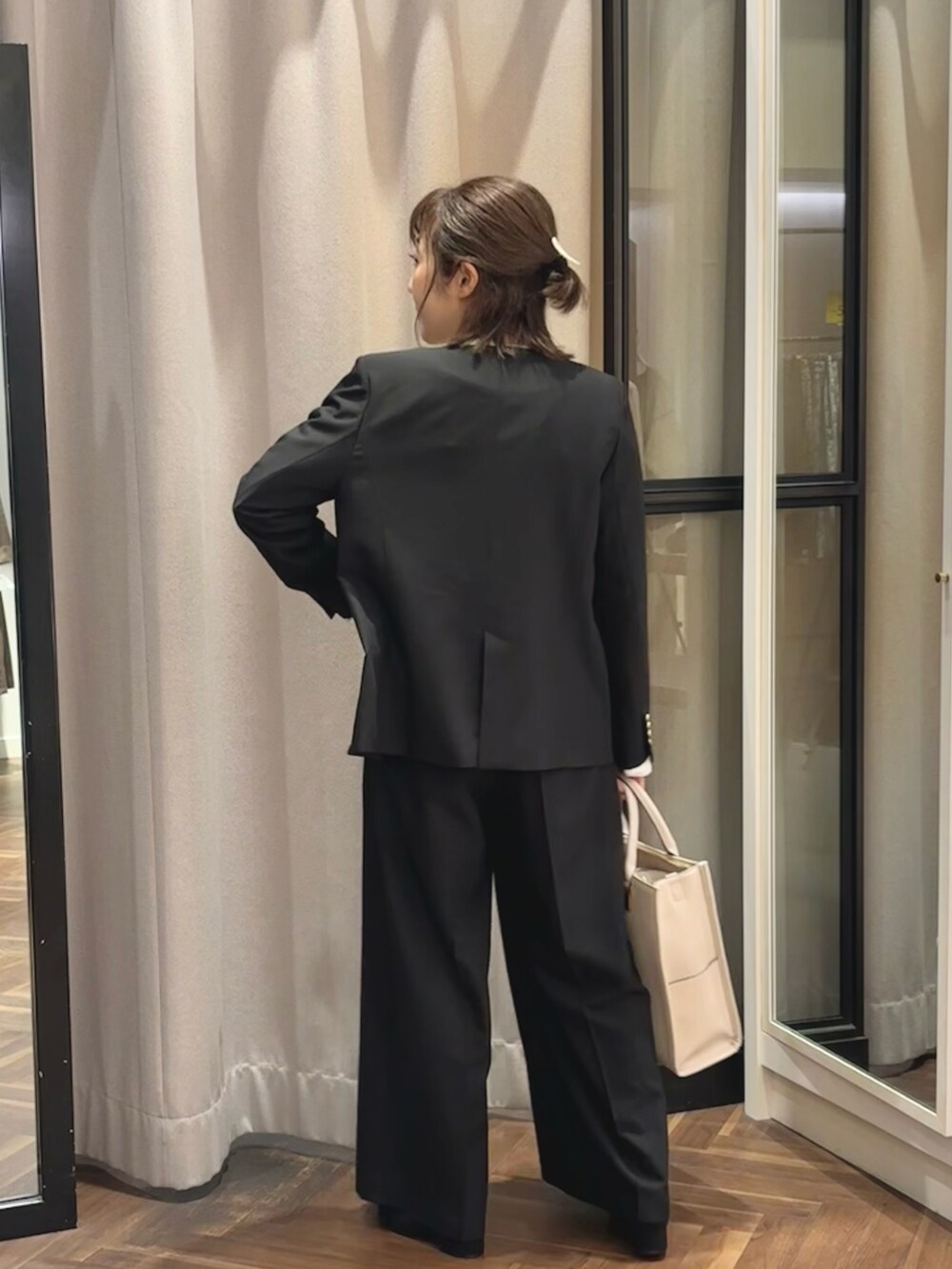 「大人女子、大人コーデ、きれいめコーデ、オトナ女子、セットアップ、ジャケット、卒業式、入学式、オケージョン、セレモニー、ママコーデ、アラフォー、アラフォーママコーデ、骨格ウェーブ、natural couture」｜「natural coutureのセレモニー対応可 / ワンピース＋ブラウスセット（シャツ/ブラウス、ベージュ系）」を使った、あゆこさん（レディース・158cm）の冬コーディネートの2枚目の写真