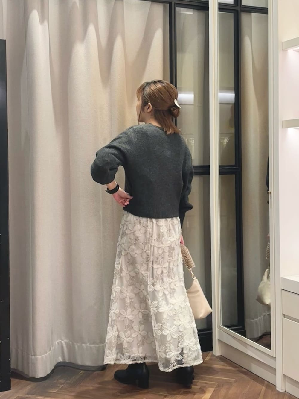 「クリスマスに着たい服、大人コーデ、秋冬、大人女子、ショートブーツ、スカートコーデ、大人かわいい、キレイめカジュアル、カーディガン、スカート、ママコーデ、アラフォー、アラフォーママコーデ、骨格ウェーブ、natural couture」｜「natural coutureのハート釦クルーネックカーデ（カーディガン/ボレロ、ブラック系）」を使った、あゆこさん（レディース・158cm）の冬コーディネートの3枚目の写真