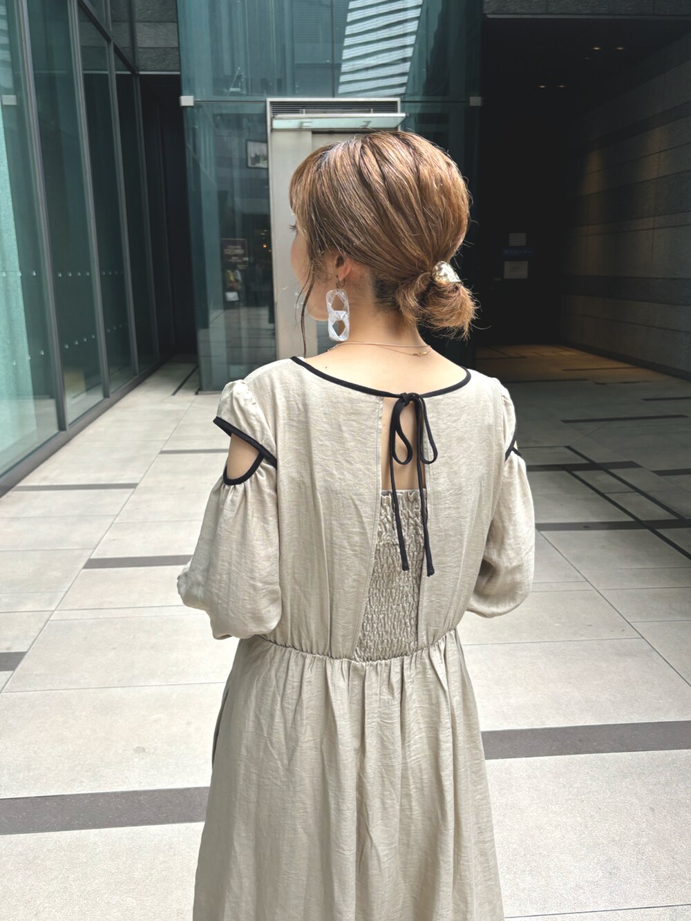 ベージュ系のワンピースを着用したレディースの夏コーディネートの5枚目の写真