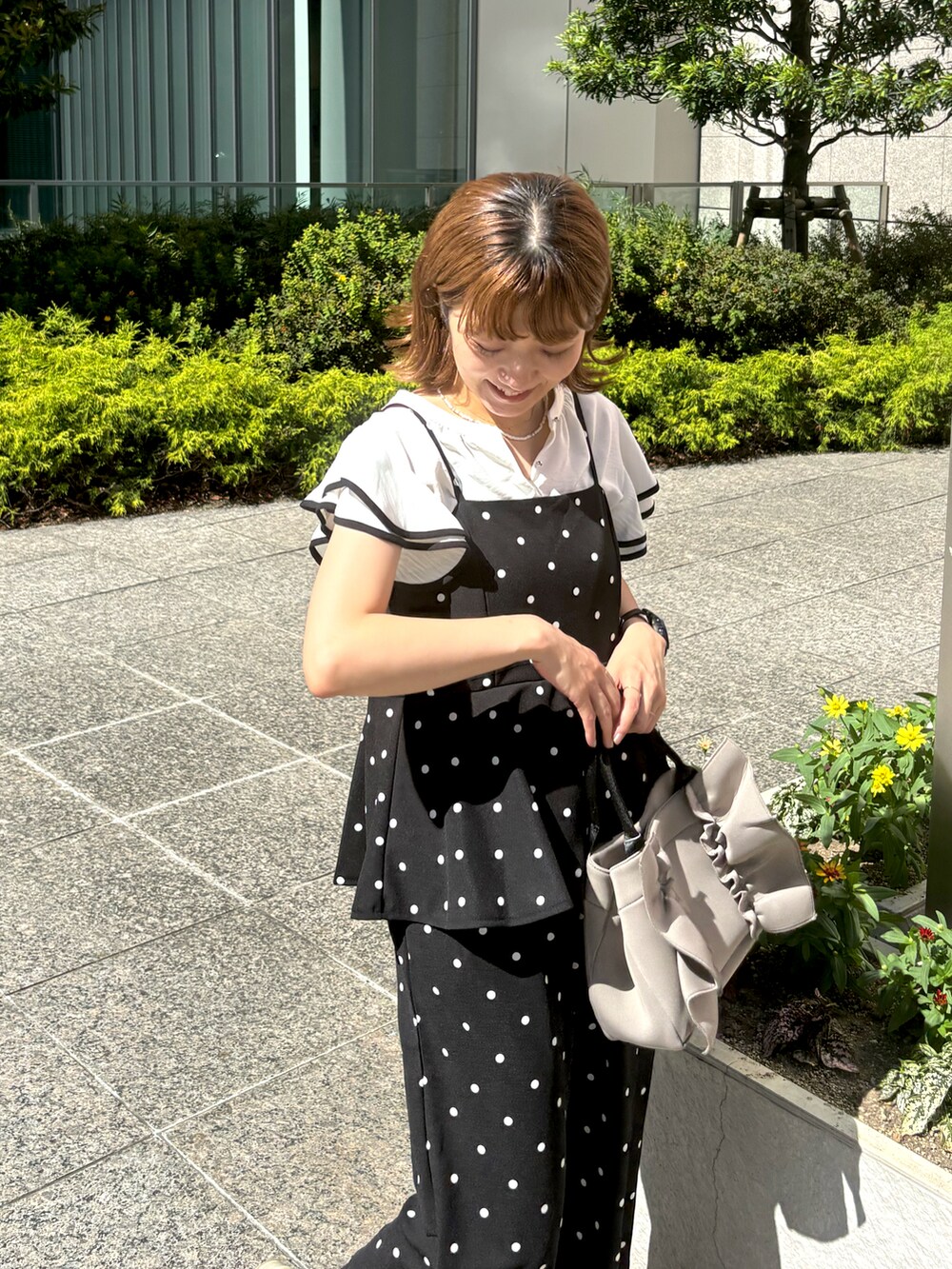 「休日スタイル、きれいめカジュアル、大人カジュアル、オトナ女子、大人かわいい、夏コーデ、モノトーン、サロペット、ドット、ママコーデ、アラフォー、アラフォーママコーデ、骨格ウェーブ、natural couture」｜「natural coutureの配色ラッフルスリーブブラウス（シャツ/ブラウス、ホワイト系）」を使った、あゆこさん（レディース・158cm）の夏コーディネートの3枚目の写真
