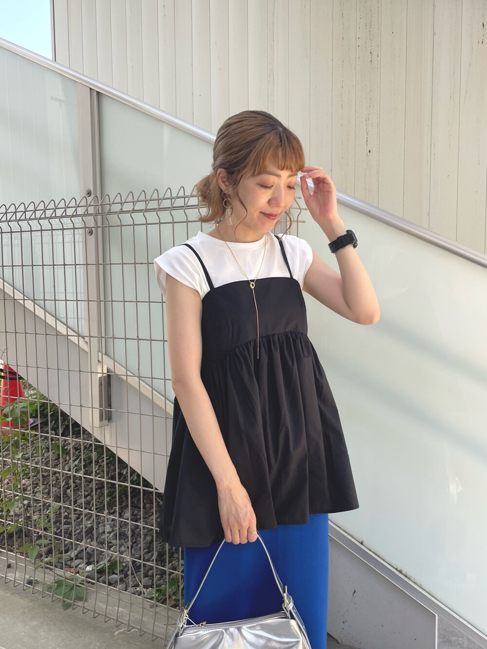 「オトナ女子、休日コーデ、大人カジュアル、大人女子、キャミソール、ビスチェ、タイトスカート、ブルー、エアマックスココ、ママコーデ、アラフォー、アラフォーママコーデ、骨格ウェーブ、natural couture」｜「natural coutureのT/Cブロードキャミブラウス（シャツ/ブラウス、ブラック系）」を使った、あゆこさん（レディース・158cm）の夏コーディネートの3枚目の写真