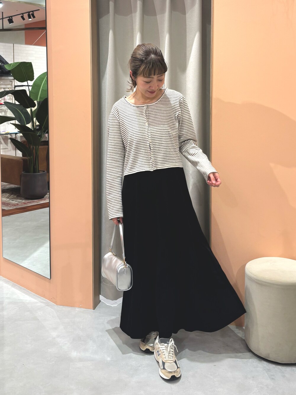 その他のカーディガン/ボレロ、ブラック系のワンピース、シルバー系のハンドバッグを着用したレディースの冬コーディネートの3枚目の写真