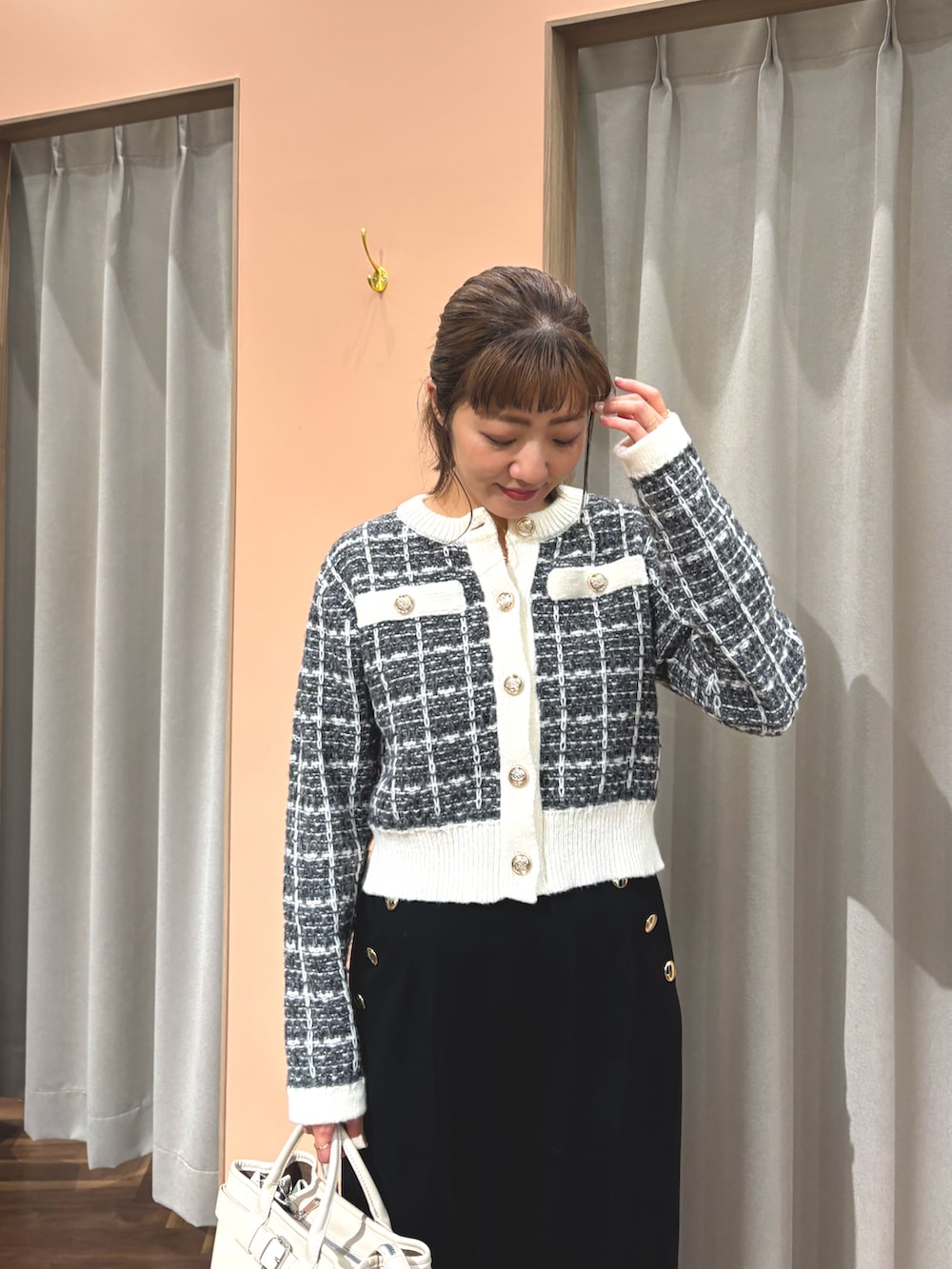 ブラック系のカーディガン/ボレロ、ブラック系のパンツ、ホワイト系のショルダーバッグを着用したレディースの秋コーディネートの3枚目の写真