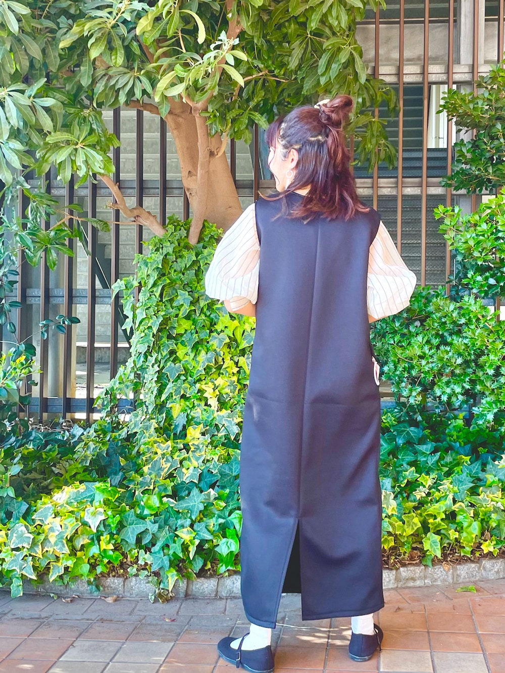 ホワイト系のシャツ/ブラウス、ブラック系のワンピース、ブラック系のショルダーバッグを着用したレディースの春コーディネートの4枚目の写真