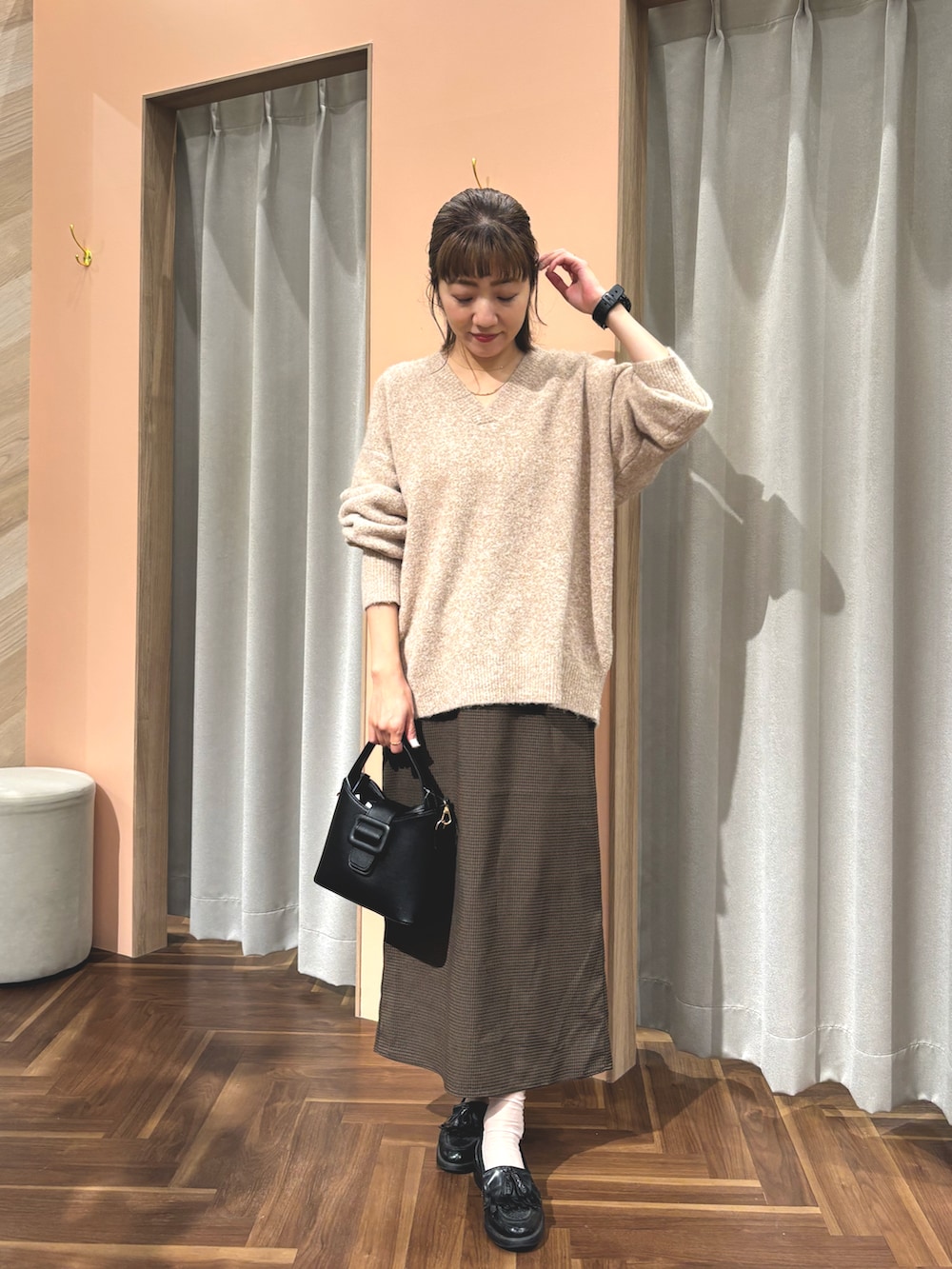 ブラウン系のニット/セーター、その他のスカートを着用したレディースの秋コーディネートの3枚目の写真