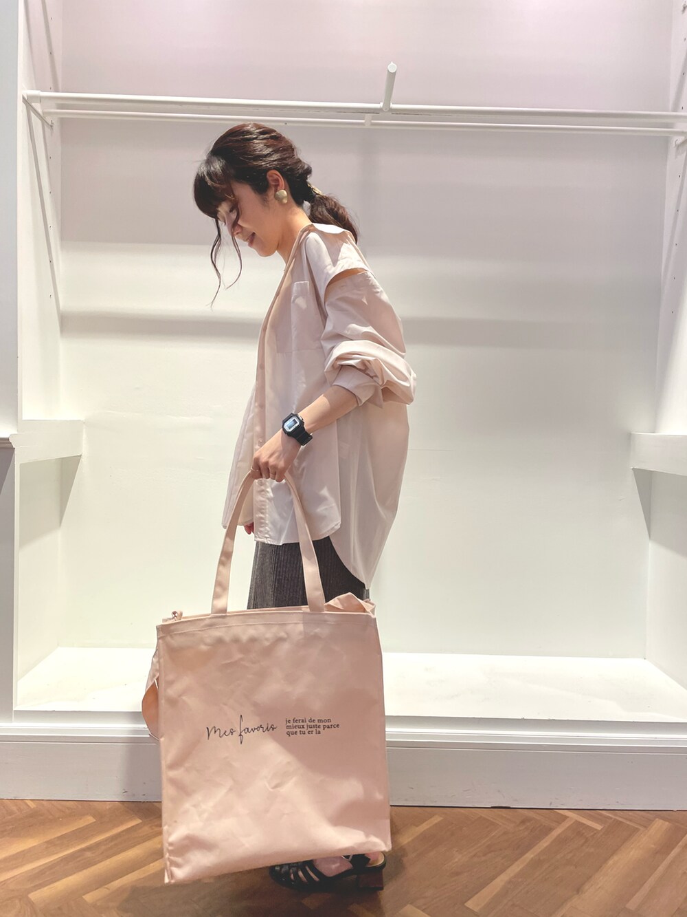 ベージュ系のシャツ/ブラウス、ホワイト系のキャミソール、ブラウン系のスカートを着用したレディースの春コーディネートの2枚目の写真