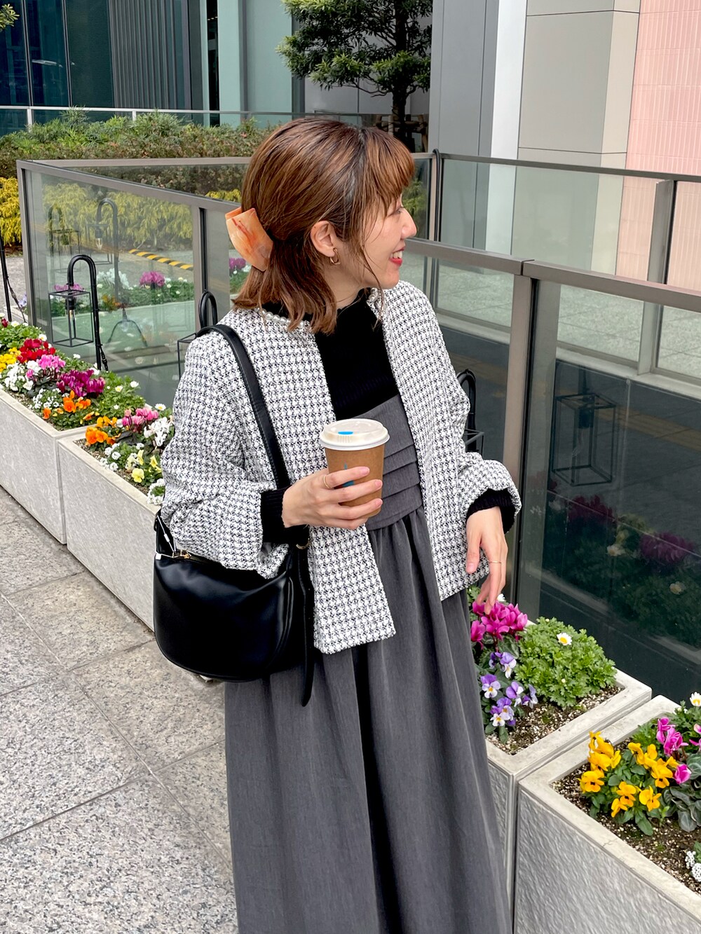 「タートルネック、ニット、ツイード、大人コーデ、春色、レイヤードスタイル、大人女子、キャミワンピ、グレー、きれいめカジュアル、ママコーデ、アラフォー、アラフォーママコーデ、骨格ウェーブ、natural couture」｜「natural coutureの2WAYパールネックノーカラージャケット（スーツジャケット、その他）」を使った、あゆこさん（レディース・158cm）の冬コーディネートの3枚目の写真