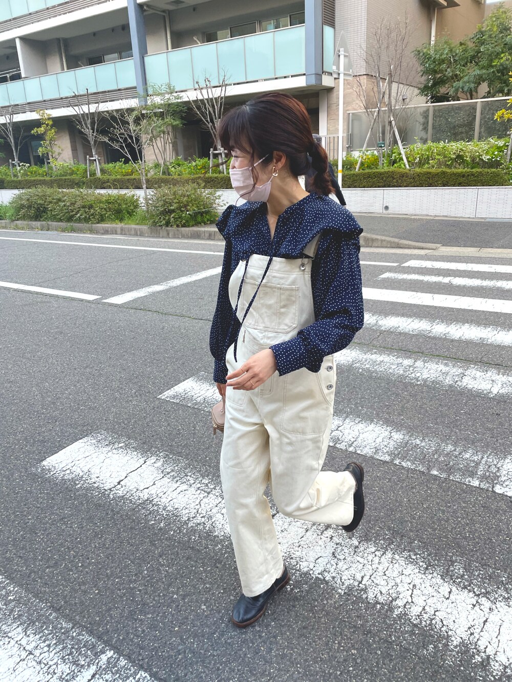 その他のシャツ/ブラウス、ブラック系のショルダーバッグ、ベージュ系のショルダーバッグを着用したレディースの春コーディネートの2枚目の写真