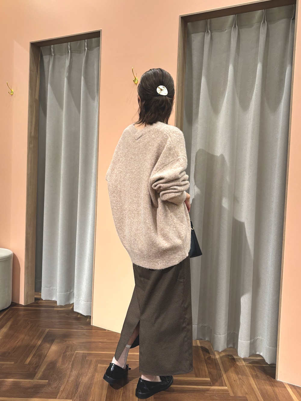 ブラウン系のニット/セーター、その他のスカートを着用したレディースの秋コーディネートの2枚目の写真