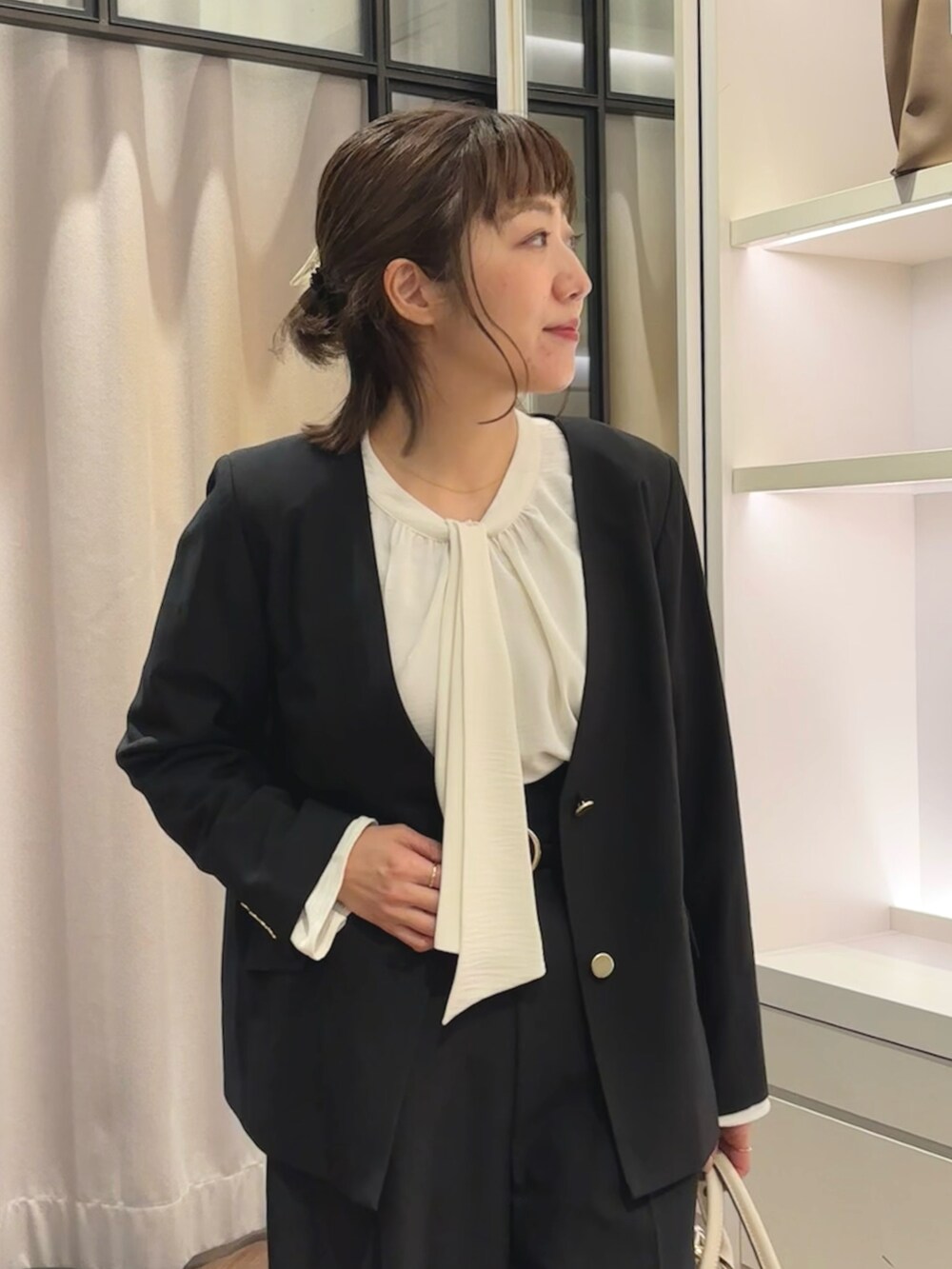 「大人女子、大人コーデ、きれいめコーデ、オトナ女子、セットアップ、ジャケット、卒業式、入学式、オケージョン、セレモニー、ママコーデ、アラフォー、アラフォーママコーデ、骨格ウェーブ、natural couture」｜「natural coutureのセレモニー対応可 / ワンピース＋ブラウスセット（シャツ/ブラウス、ベージュ系）」を使った、あゆこさん（レディース・158cm）の冬コーディネートの3枚目の写真