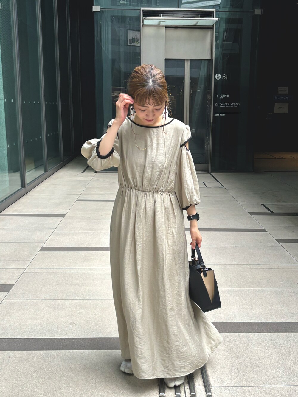 ベージュ系のワンピースを着用したレディースの夏コーディネートの3枚目の写真