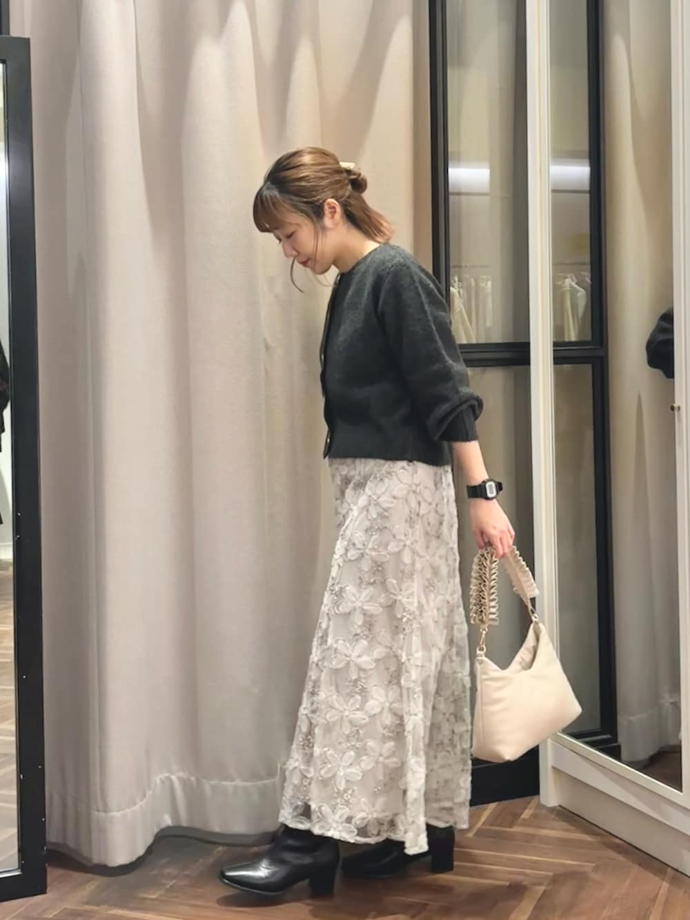 「クリスマスに着たい服、大人コーデ、秋冬、大人女子、ショートブーツ、スカートコーデ、大人かわいい、キレイめカジュアル、カーディガン、スカート、ママコーデ、アラフォー、アラフォーママコーデ、骨格ウェーブ、natural couture」｜「natural coutureのハート釦クルーネックカーデ（カーディガン/ボレロ、ブラック系）」を使った、あゆこさん（レディース・158cm）の冬コーディネートの2枚目の写真