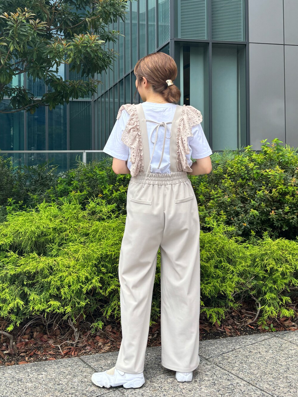 「ロゴT、夏ファッション、ラクチンコーデ、休日スタイル、サロペット、淡色コーデ、エアリフト、ママコーデ、アラフォー、アラフォーママコーデ、骨格ウェーブ、natural couture、大人カジュアル」｜「natural coutureの【WEB限定】スカラップ刺繍使いサロペット（サロペット/オーバーオール、ベージュ系）」を使った、あゆこさん（レディース・158cm）の夏コーディネートの3枚目の写真