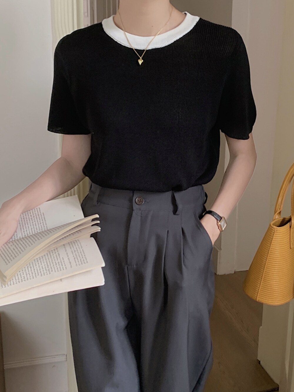 ブラック系のニット/セーターを着用したレディースの春コーディネートの2枚目の写真