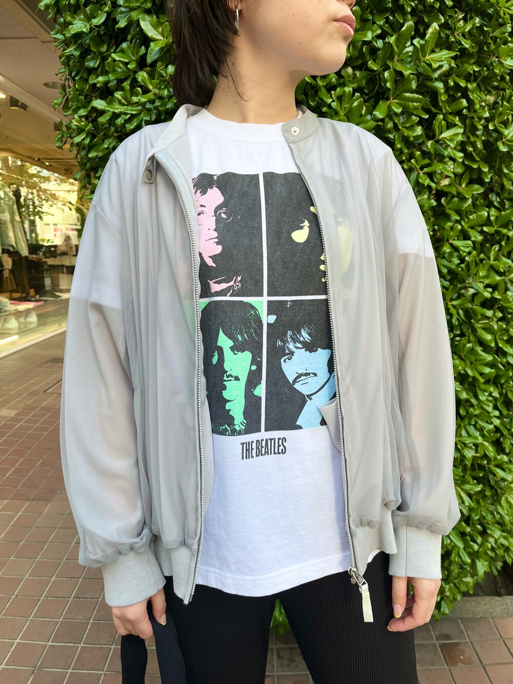 ホワイト系のTシャツ/カットソー、グレー系のブルゾン、ブラック系のショルダーバッグを着用したレディースの夏コーディネートの2枚目の写真