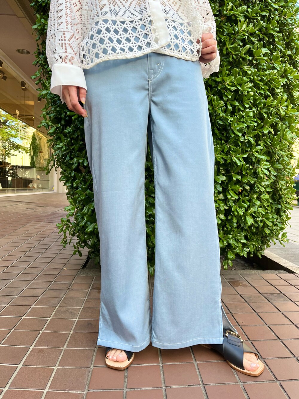 ホワイト系のシャツ/ブラウス、ホワイト系のショルダーバッグ、ブルー系のパンツを着用したレディースの春コーディネートの4枚目の写真
