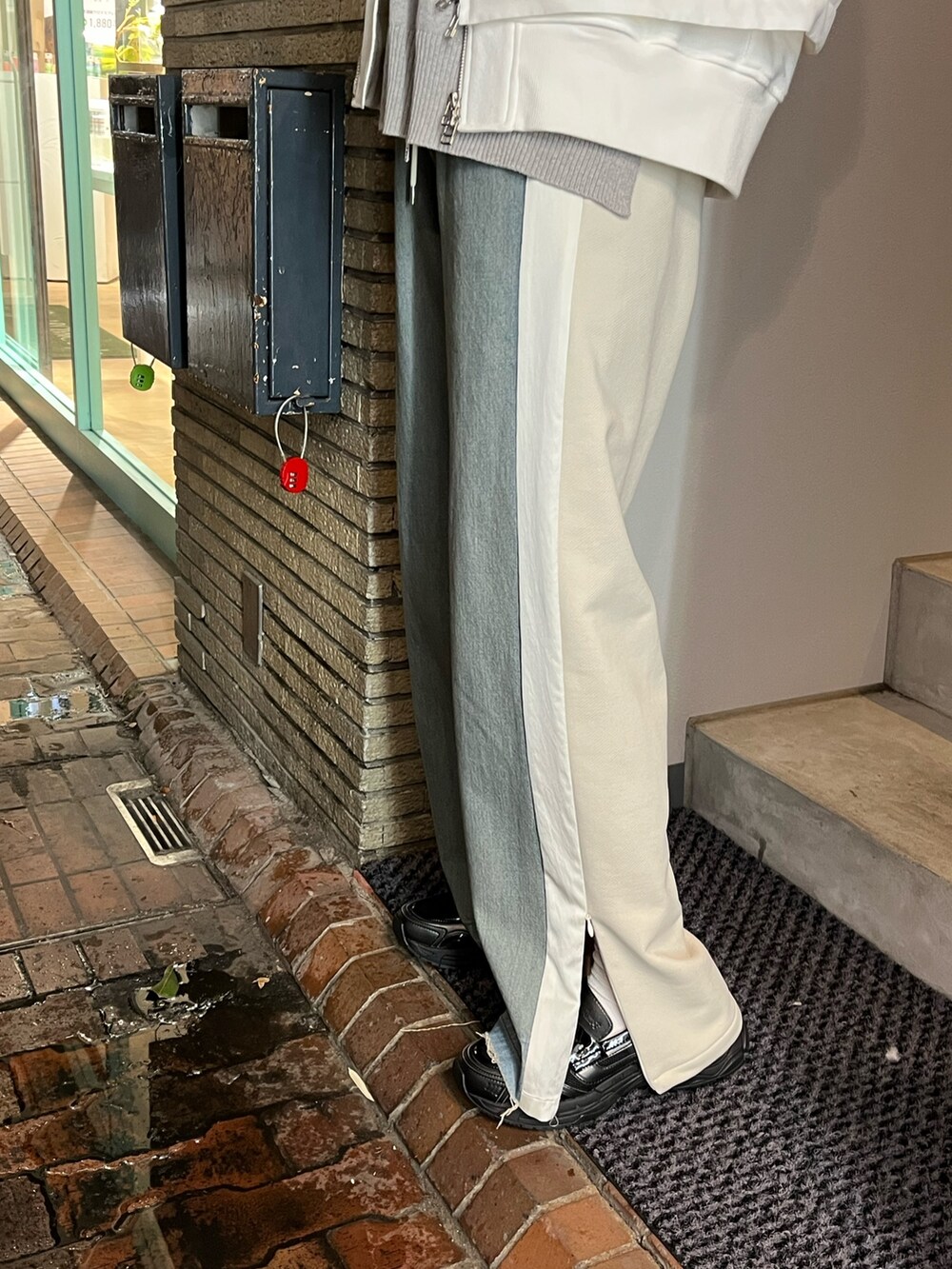 ベージュ系のMA-1、グレー系のTシャツ/カットソー、ブルー系のデニムパンツを着用したレディースの春コーディネートの4枚目の写真