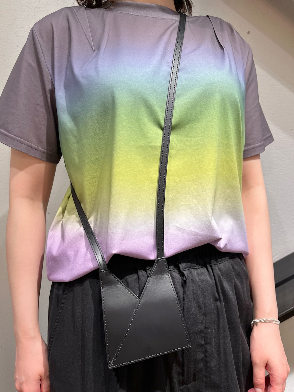 パープル系のTシャツ/カットソー、ブラック系のショルダーバッグ、ブラック系のその他パンツを着用したレディースの夏コーディネートの3枚目の写真