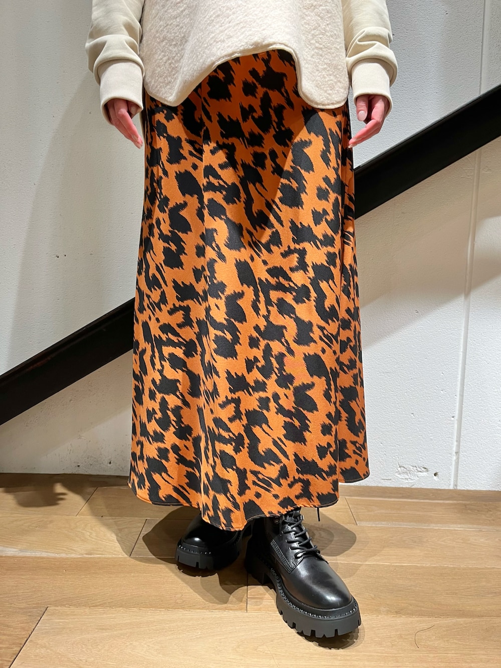 ホワイト系のその他アウター、ホワイト系のトップス、ブラウン系のスカートを着用したレディースの冬コーディネートの4枚目の写真