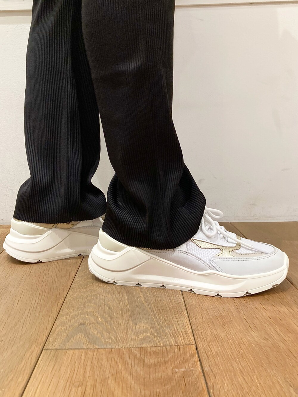 イエロー系のシャツ/ブラウス、ホワイト系のタンクトップ、ブラック系のその他パンツを着用したレディースの春コーディネートの4枚目の写真