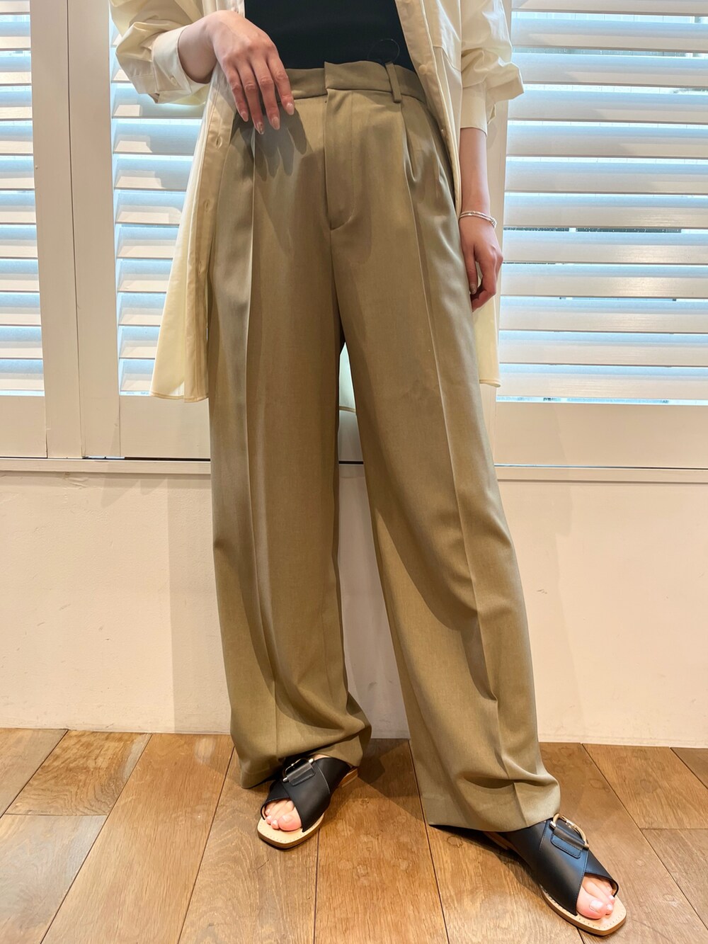 ホワイト系のシャツ/ブラウス、ベージュ系のその他パンツ、ブラック系のタンクトップを着用したレディースの春コーディネートの3枚目の写真