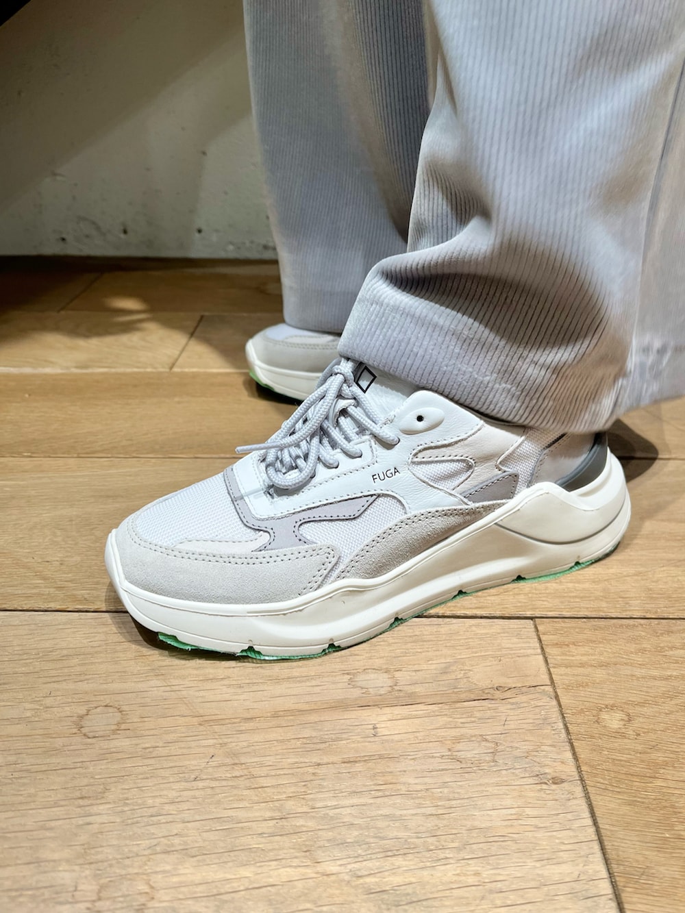 グレー系のショルダーバッグ、ブラック系のダウンジャケット/コート、ブラック系のニット/セーターを着用したレディースの冬コーディネートの5枚目の写真